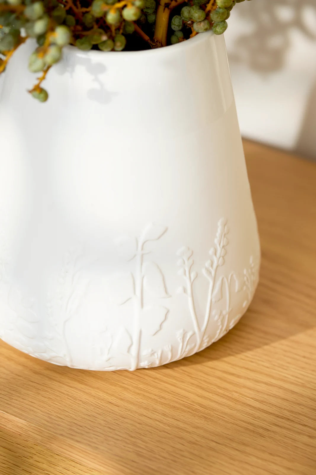 Porcelāna vāze ar ziedu reljefu