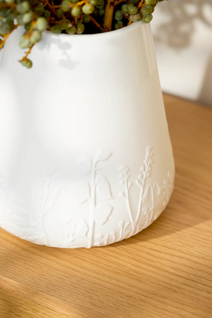 Porcelāna vāze ar ziedu reljefu