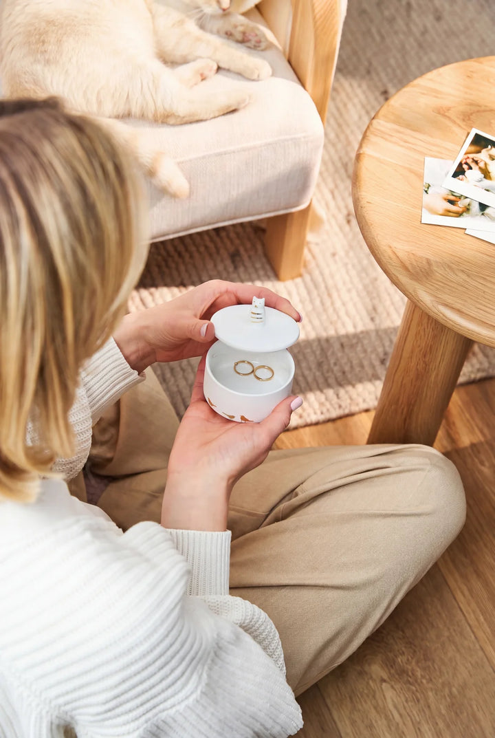 Porcelāna trauciņš ar kaķa figūru