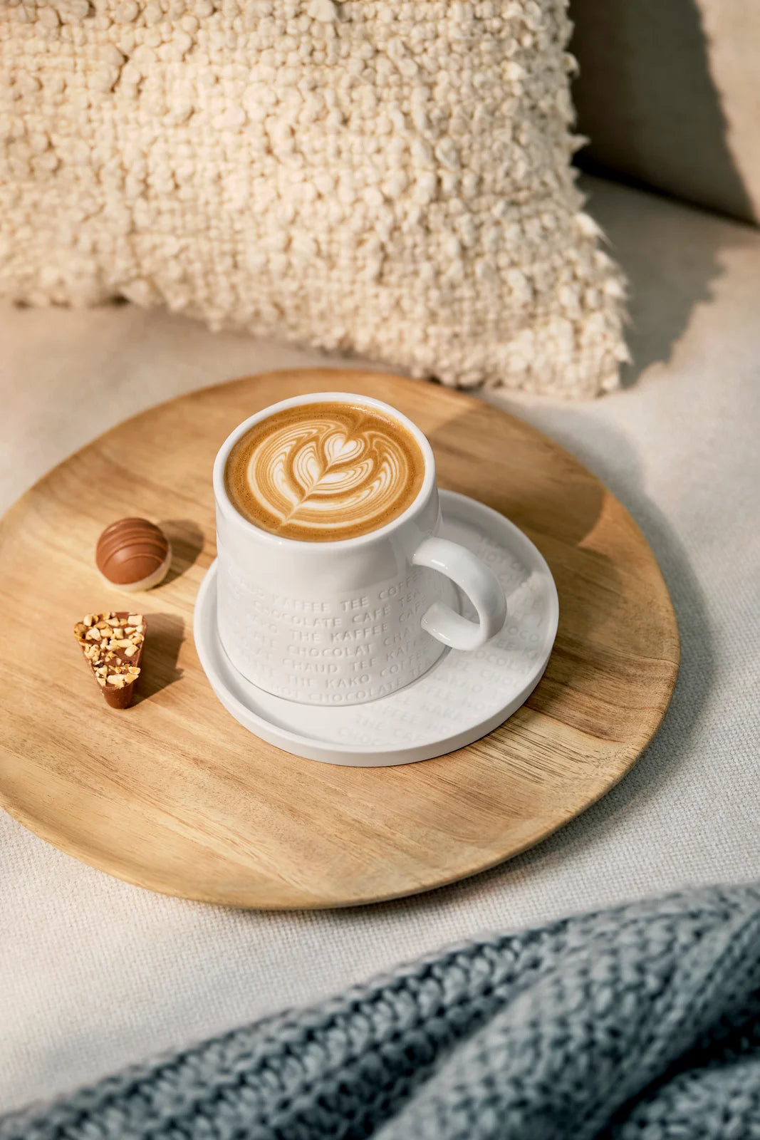Porcelāna krūze ar apakštasīti “Frühstück”