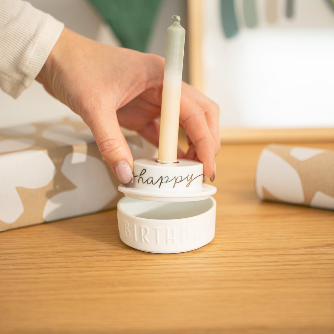 Porcelāna svečturis "Happy Happy Birthday" (svece nav komplektā)