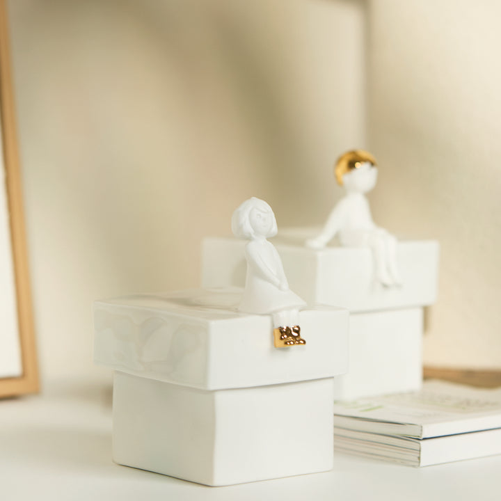 Porcelāna kārbiņa "Meitene"