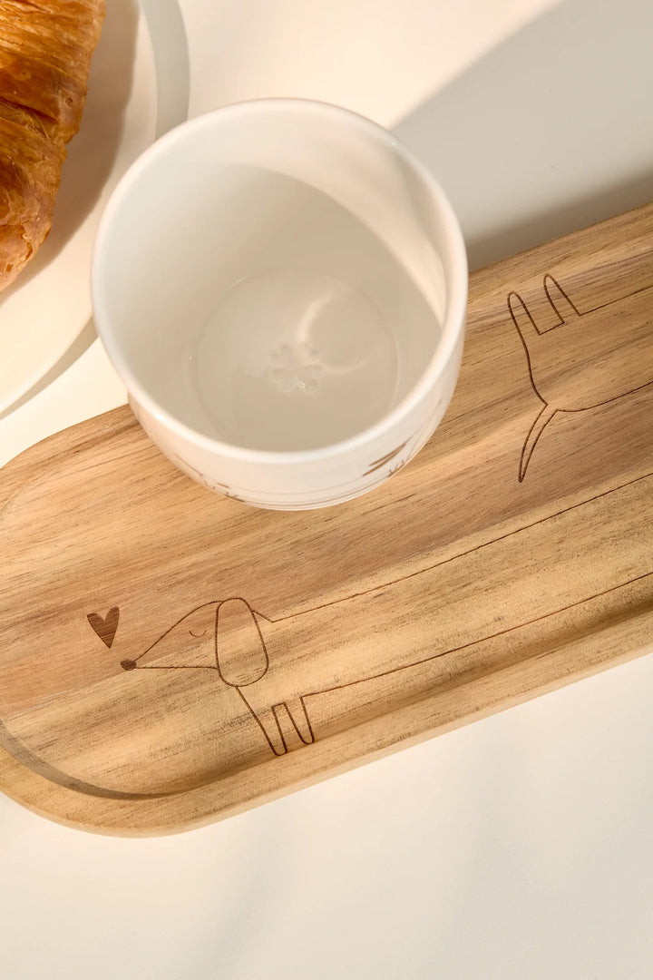Porcelāna krūze ar taksīti uz skrituļdēļa