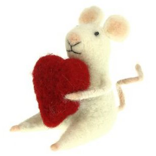 Sēdoša pelīte ar sirdi