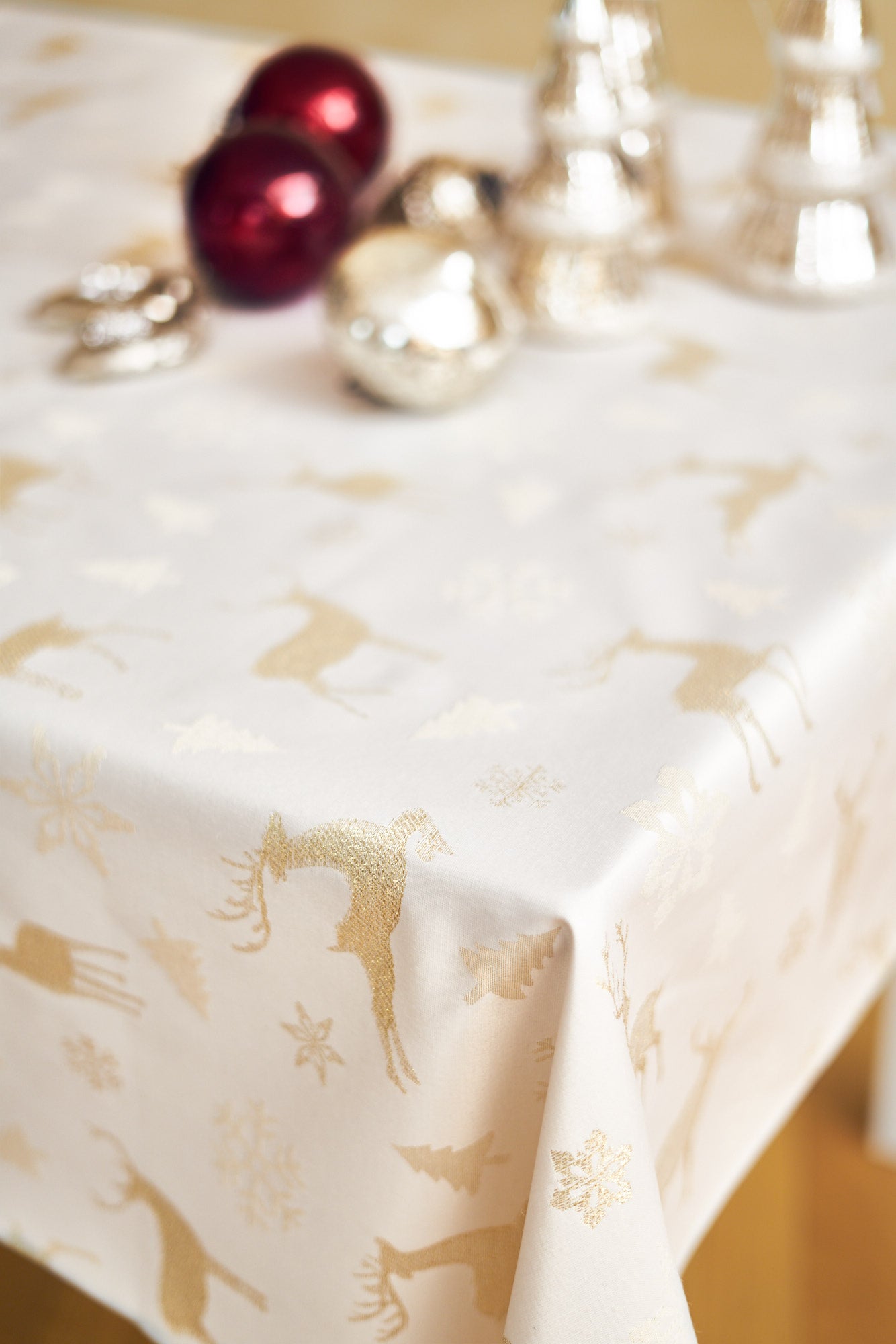 Ziemassvētku galdauts ar zelta briežiem "Copos Oro"
