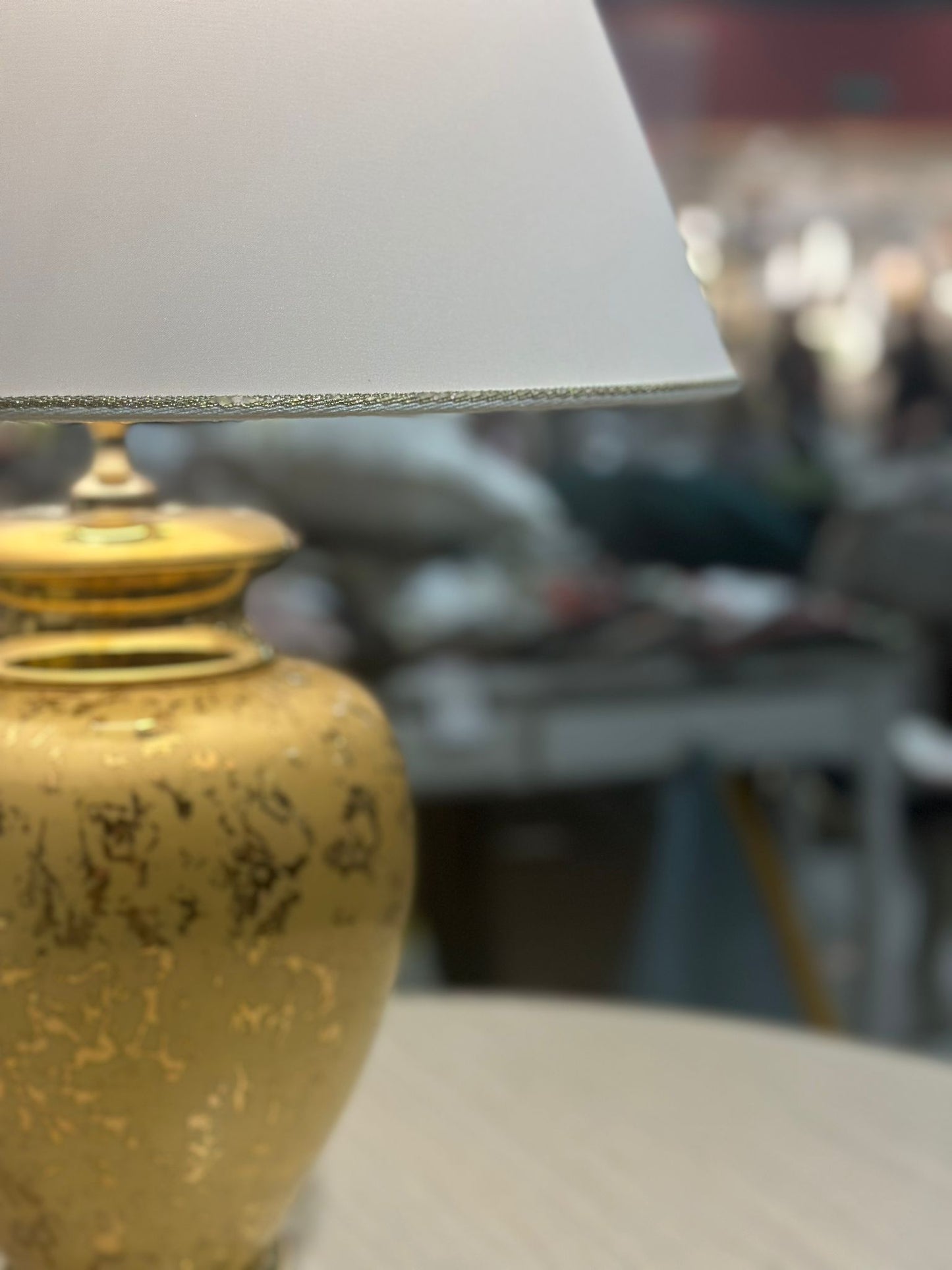 Itālijā darināta porcelāna lampa zelkta krāsā krāsā