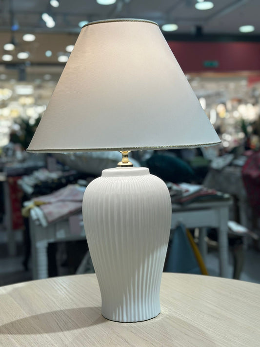 Itālijā darināta porcelāna lampa baltā krāsā