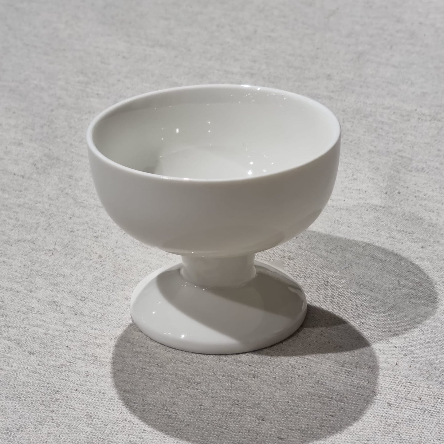 Deserta trauks uz kājas no Toskānas baltā porcelāna kolekcijas