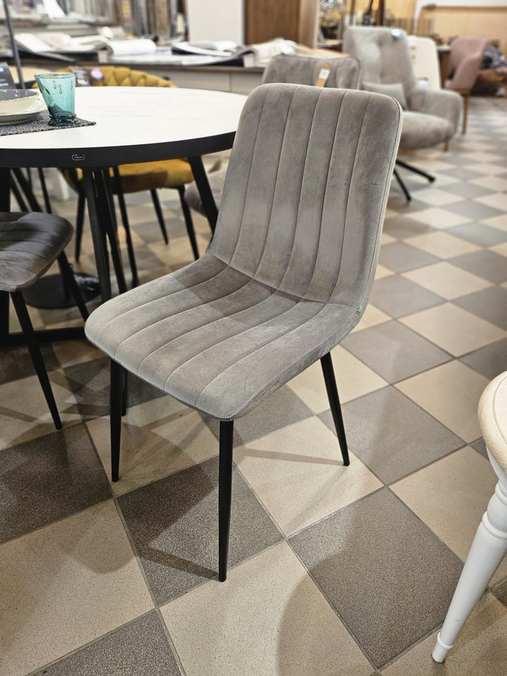 Minimālistiska stila pelēks krēsls, pieejams uzreiz