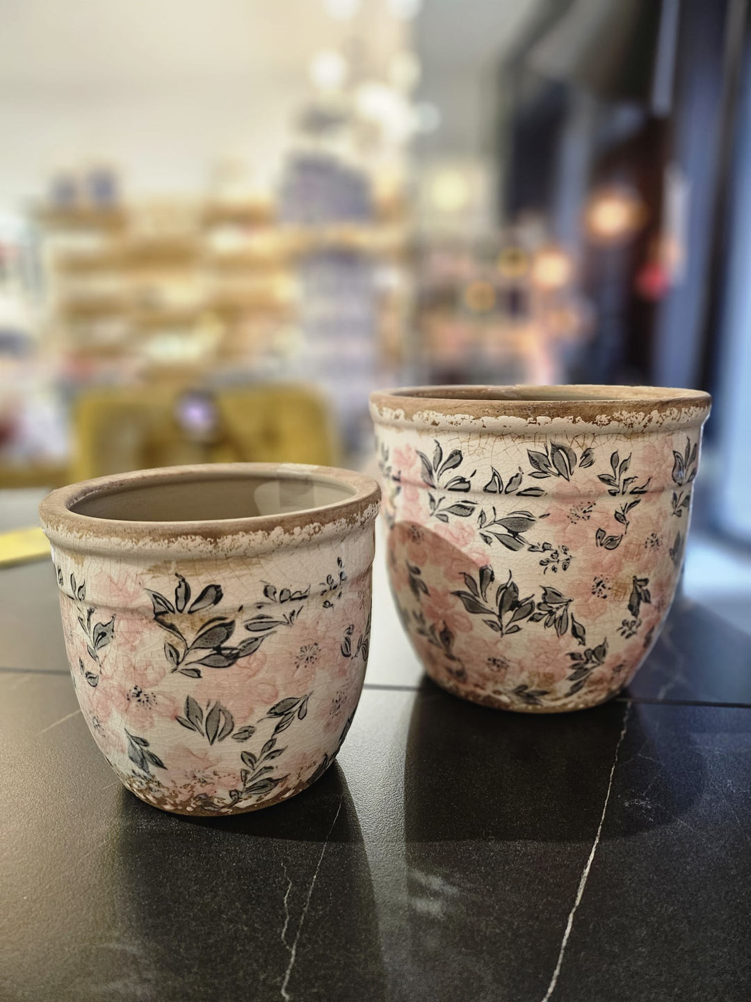 Keramikas puķpodi ar ziedu rakstu