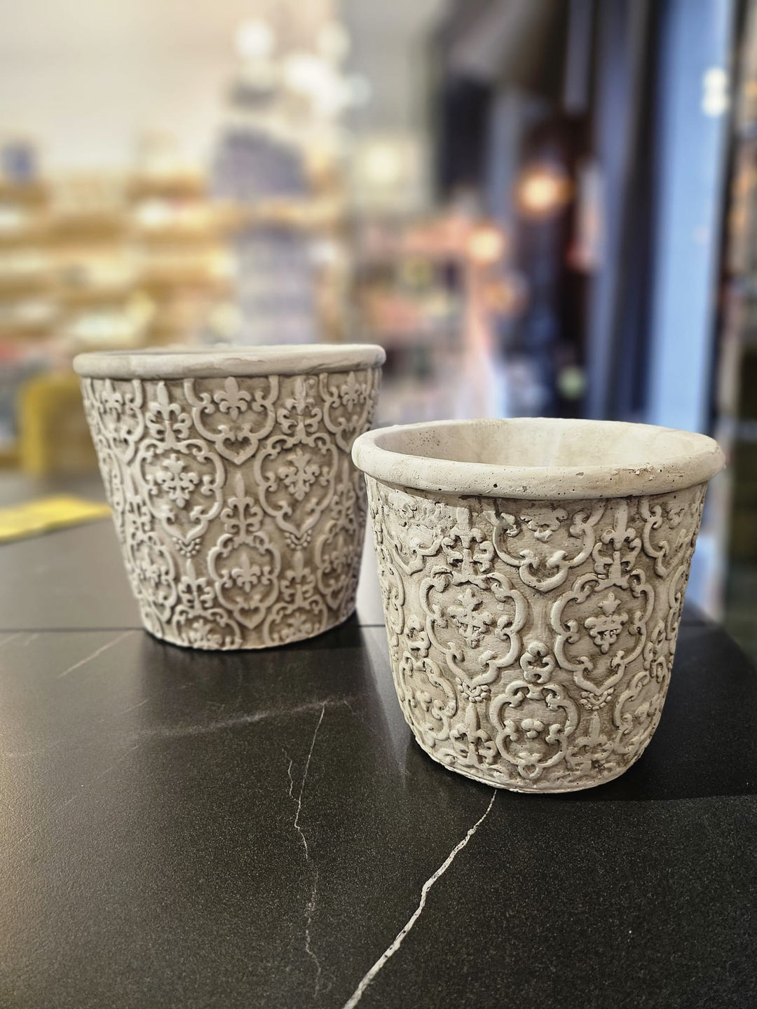 Pelēks keramikas puķpods ar faktūru