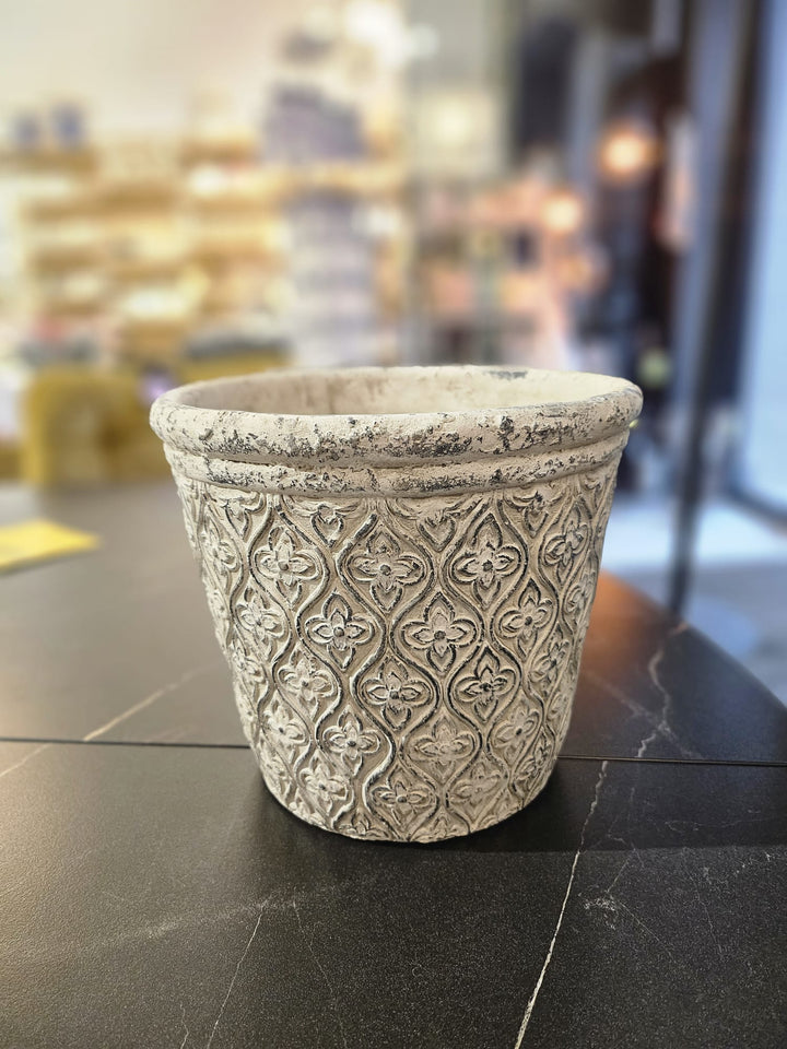 Keramikas puķpods ar melnu rakstu uz pelēka fona