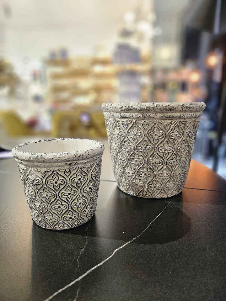 Keramikas puķpods ar melnu rakstu uz pelēka fona