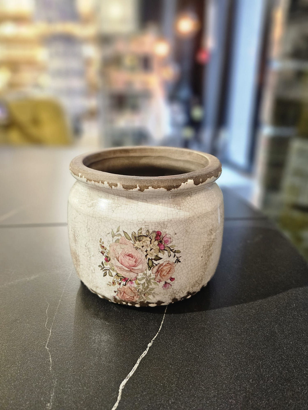 Vecināta stila keramikas puķpodi ar rozā rožu motīvu