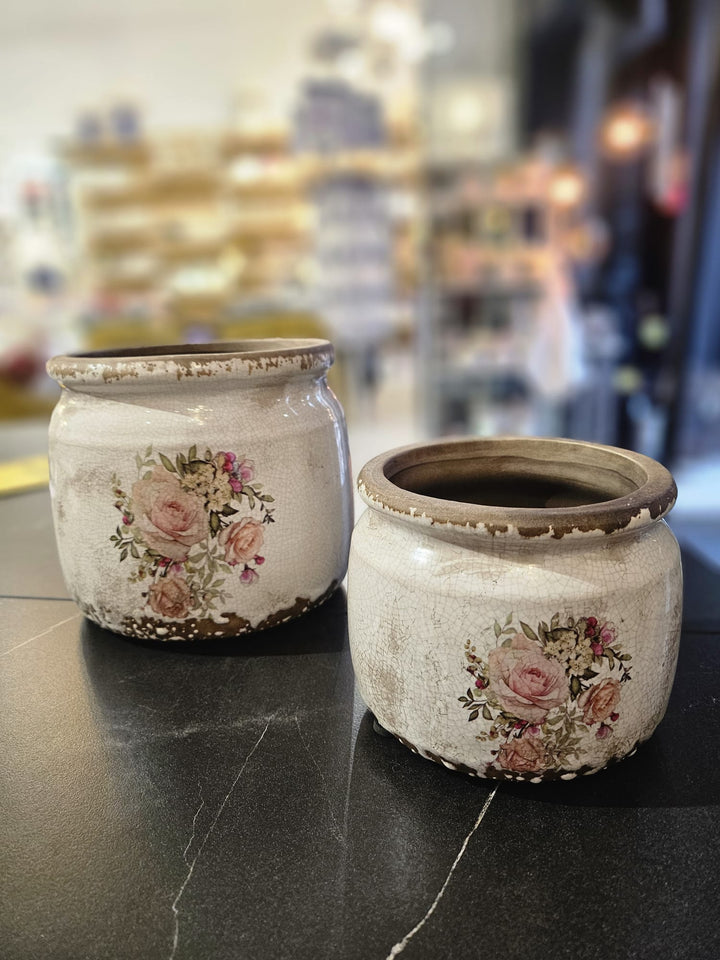 Vecināta stila keramikas puķpodi ar rozā rožu motīvu