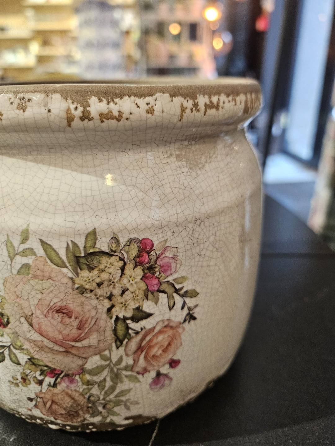 Vecināta stila keramikas puķpodi ar rozā rožu motīvu