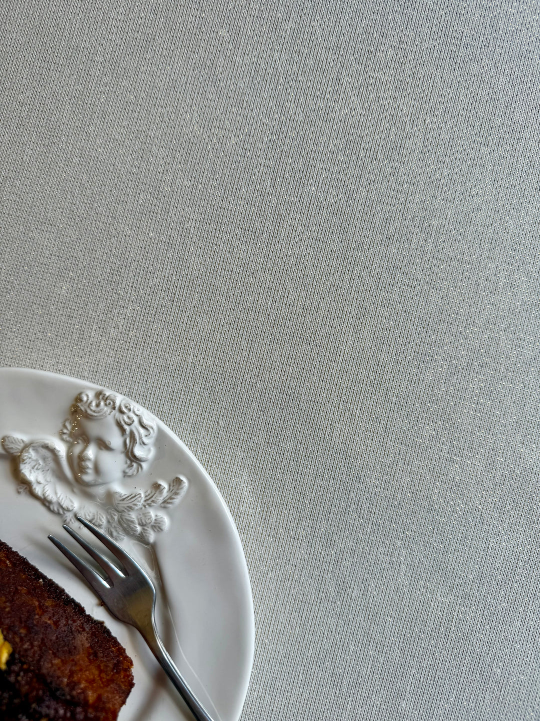 Viegli zeltains apaļš svētku galdauts "Liso Cudro Oro"