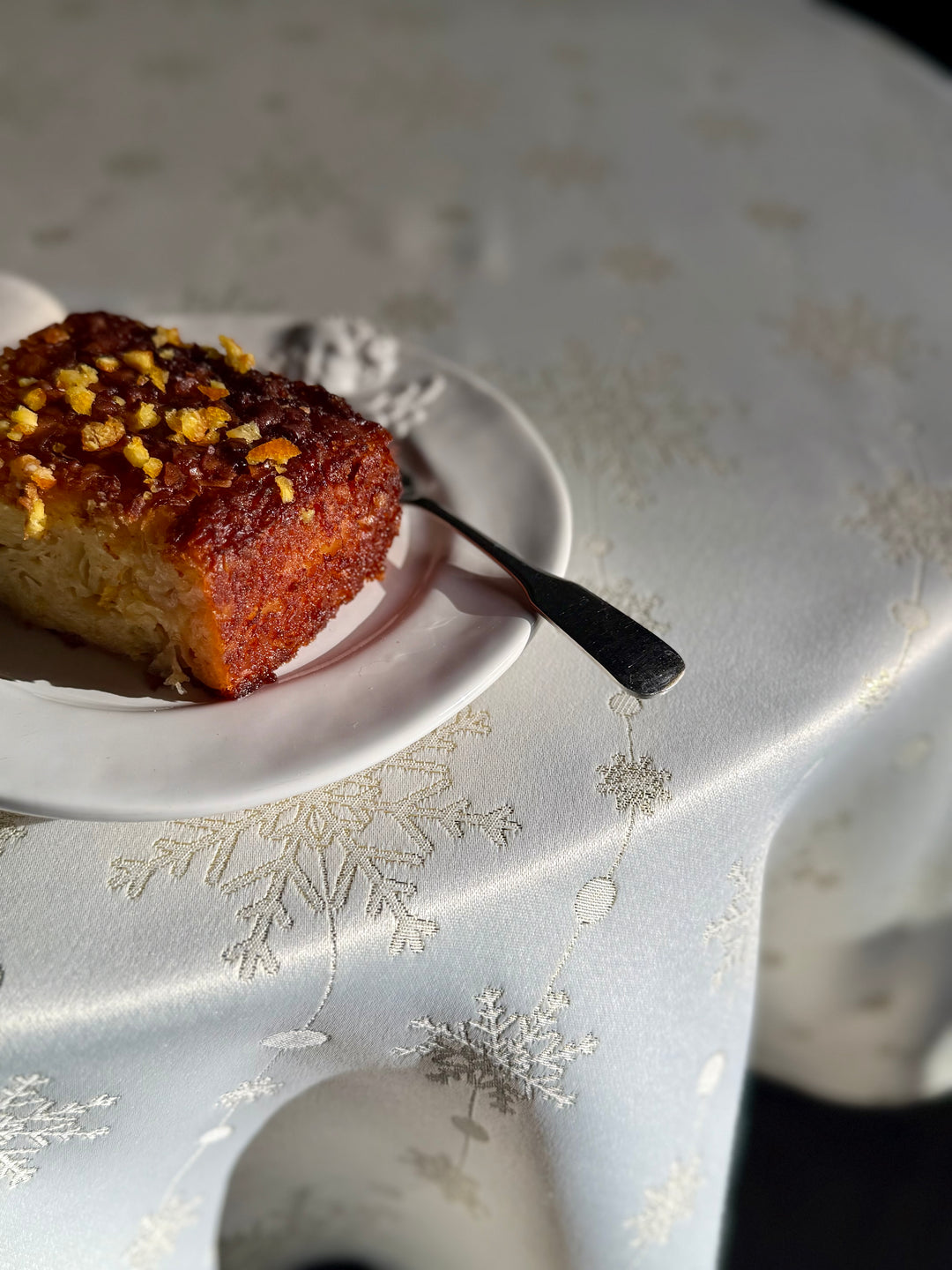 Ziemassvētku motīva apaļš galdauts | Golden Snowfall