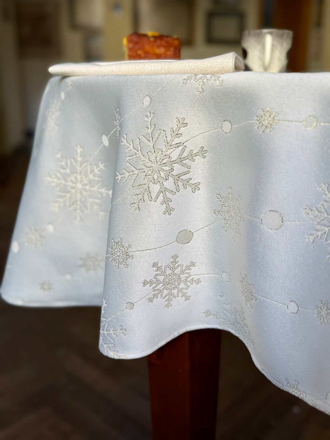 Ziemassvētku motīva apaļš galdauts | Golden Snowfall