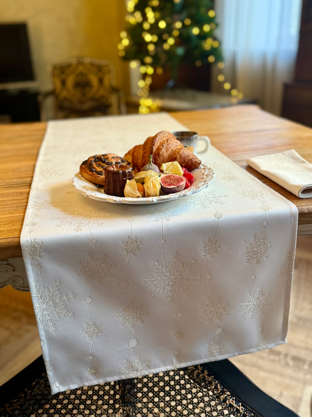 Galda celiņš ar Ziemassvētku motīviem | Golden Snowfall