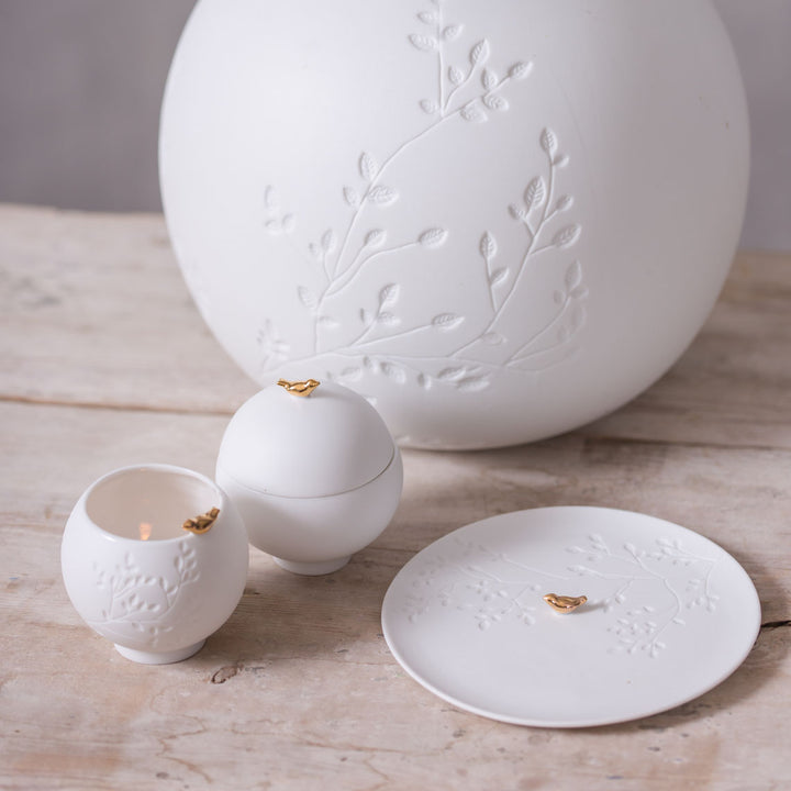 Porcelāna dekoratīvais šķīvītis ar zelta putniņu