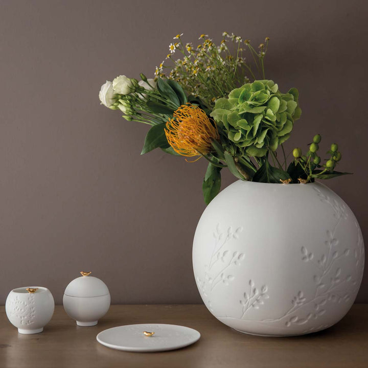 Porcelāna dekoratīvais šķīvītis ar zelta putniņu
